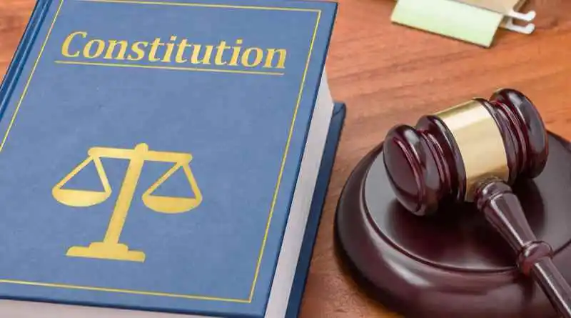 ‎⁨طبيعة و مصادر القانون الدستوري